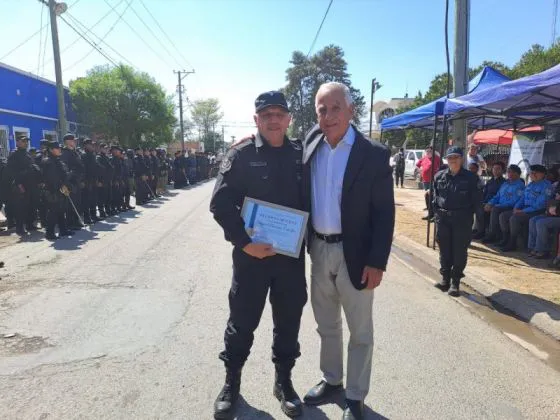 4859-reconocimiento-especial-a-policias-en-oran