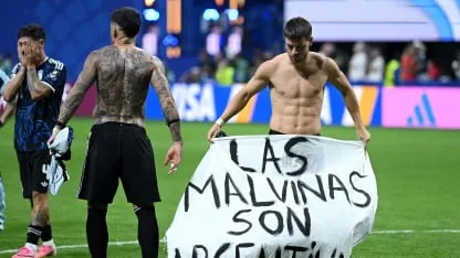 giovani-lo-celso-con-la-bandera-de-malvinas_416x234