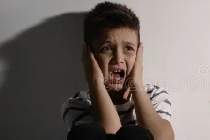 niño-asustado-que-sufre-de-cinofobia-en-segundo-plano-miedo-irracional-los-perros-niñito-con-fondo-blanco-178226859 (1)