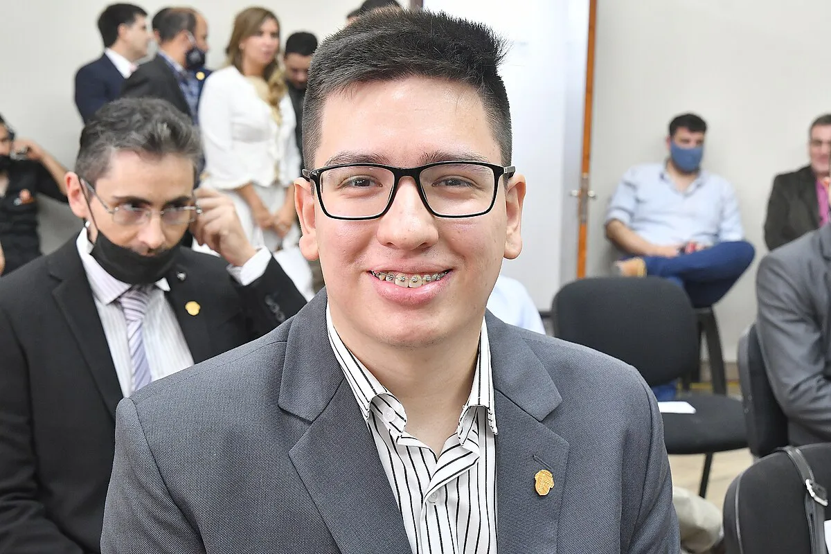 1200px-Pablo_Emanuel_López_(JUNTOS_POR_EL_CAMBIO_+) (1)
