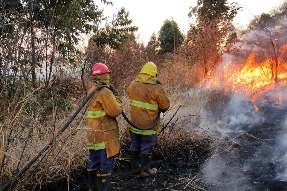 660062-bomberos-20voluntarios-20de-20met-c3-a1n-20apagan-20el-20fuego-20en-20pastizales-gentileza-20rodrigo-20garc-c3-ada