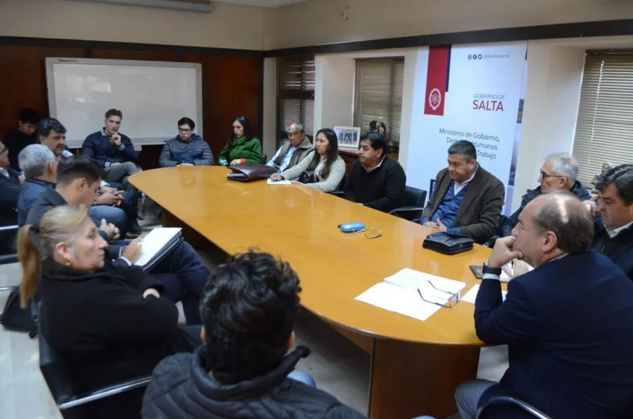 90859-el-ministro-villada-recibio-a-empresarios-de-transporte-del-interior-provincial