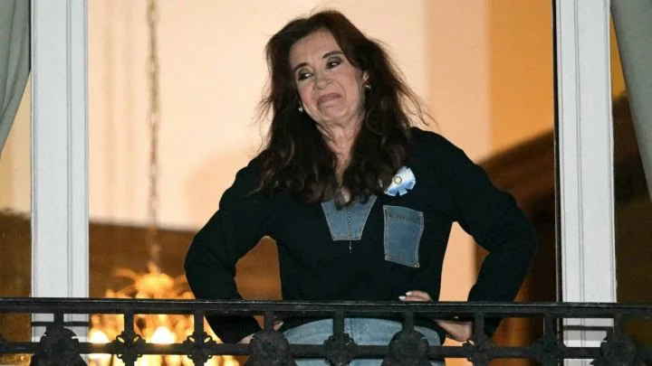 cristina-kirchner-saludando-desde-el-balcon-2317771