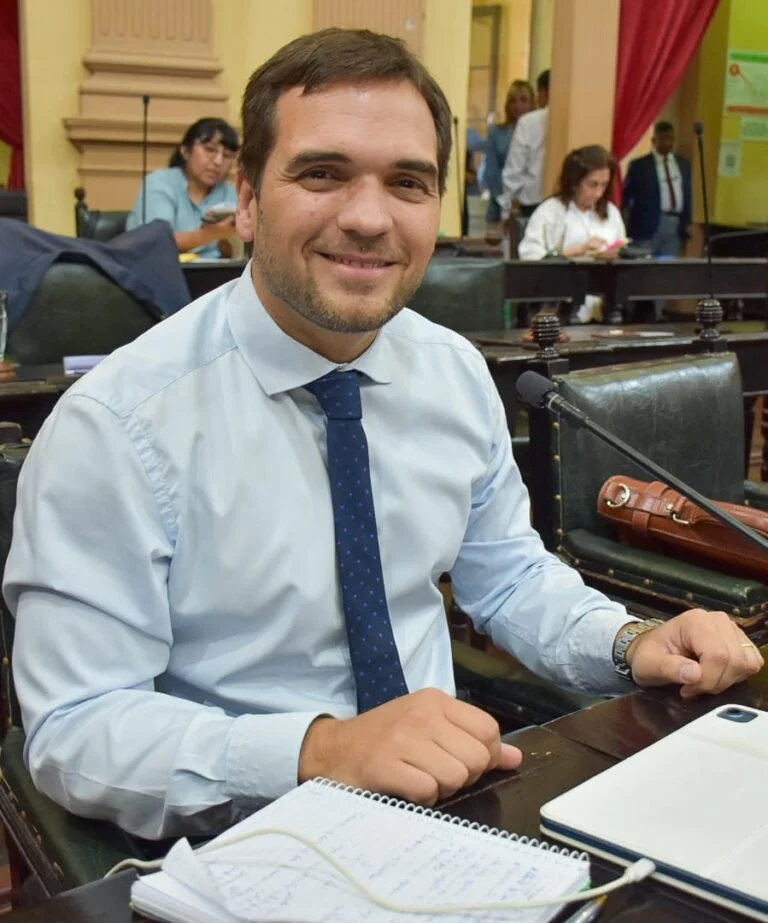 juan-cruz-cura-senador-768x923