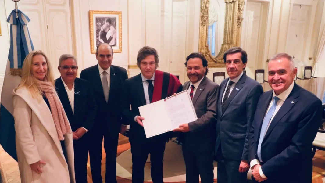 96318-el-gobernador-saenz-se-reunio-con-el-presidente-milei-y-le-entrego-el-pacto-de-guemes-20240620200622