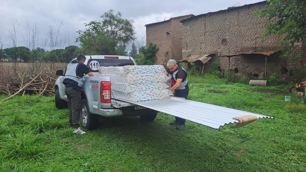 98575-el-gobierno-provincial-asiste-a-familias-afectadas-por-las-lluvias-en-oran-mosconi-campo-quijano-y-tartagal