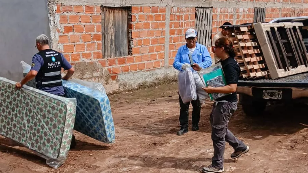 21257-provincia-realizo-la-asistencia-a-22-familias-afectadas-por-un-temporal-en-colonia-santa-rosa