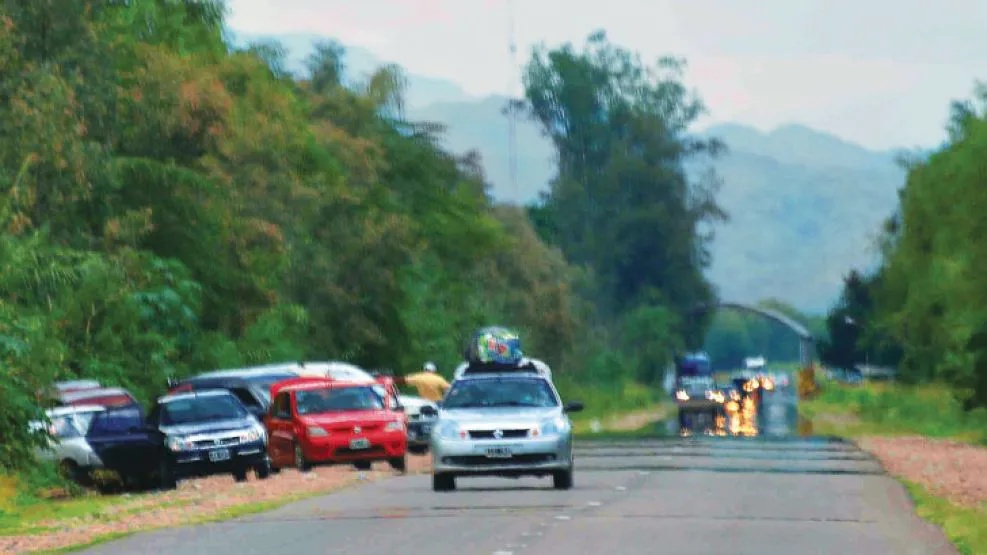ruta-50-a-cien-metros-del-puesto-de-gendarmeria-la-gente-se-baja-y-cruza-por-el-costado-del-control-con-su-carga-al-hombro-despues-vuelven-a-subirse-a-los-vehiculos-TRIBUNO-SALTA-Contrabando-g1