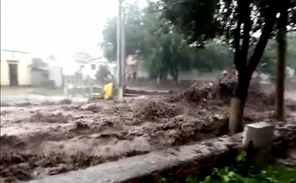 39957-guachipas-inundado-por-un-temporal-y-el-desborde-de-un-arroyo