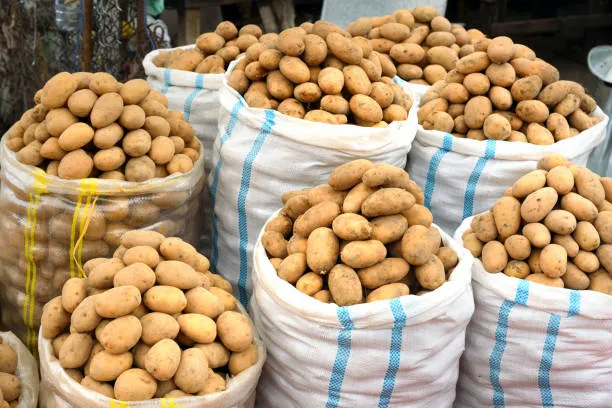 sacos-de-papas-para-la-venta-en-el-mercado