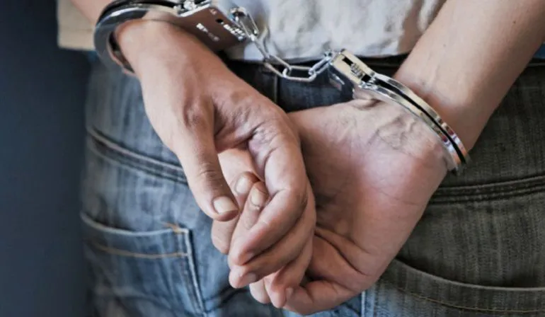 Esposado-detenido-2