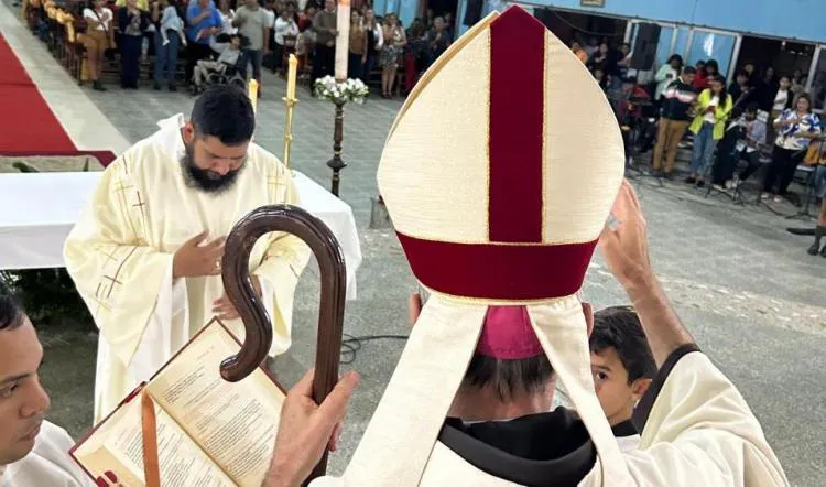 la-iglesia-de-oran-celebro-la-ordenacion-de-un-nuevo-diacono-1viC