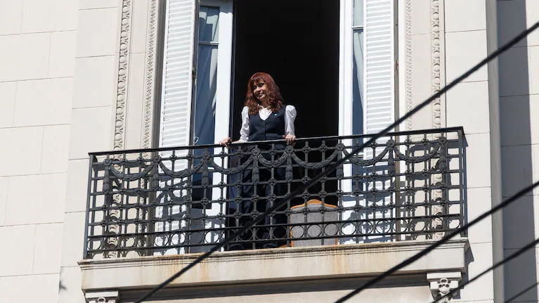 el-departamento-de-san-jose-1111-pertenece-a-los-sauces-la-sociedad-inmobiliaria-de-la-familia-kirchner-foto-reuters-573S3LGYU5GFDPSHTQ2ZA3DHUU