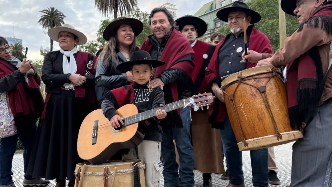 19949-saenz-reclamo-las-obras-para-salta-frente-a-casa-rosada