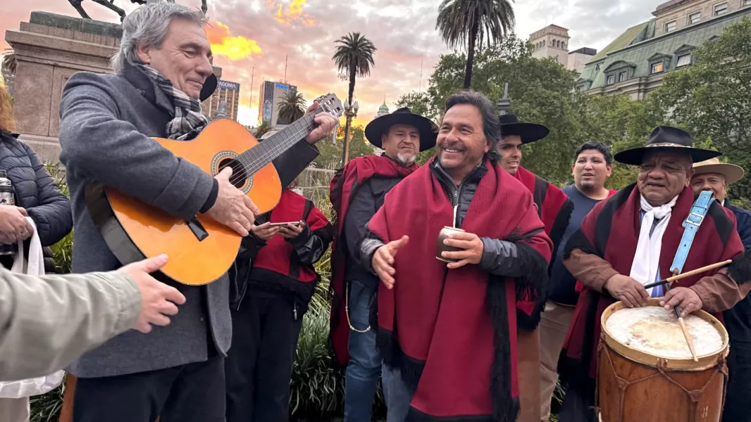 19948-saenz-reclamo-las-obras-para-salta-frente-a-casa-rosada