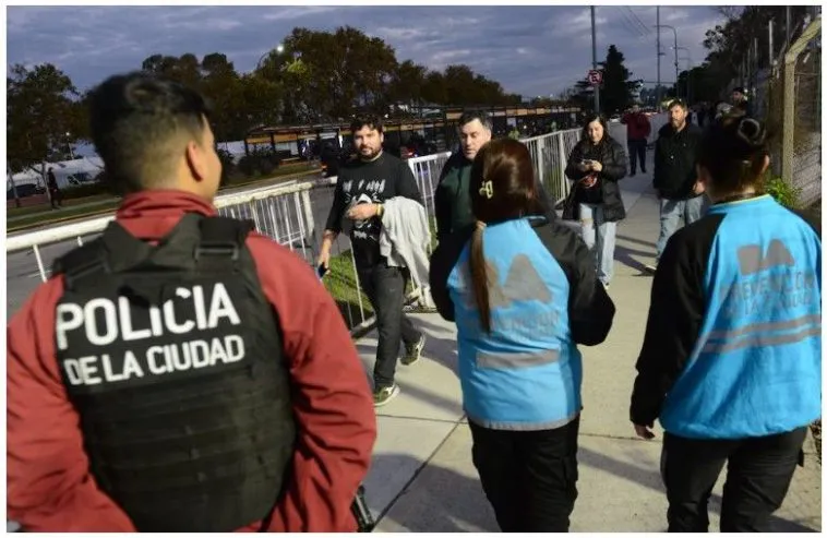 Impidieron-el-ingreso-a-dos-deudores-alimentarios-durante-la-previa-del-primer-recital-de-Los-Piojos-en-River-758x493 (1)