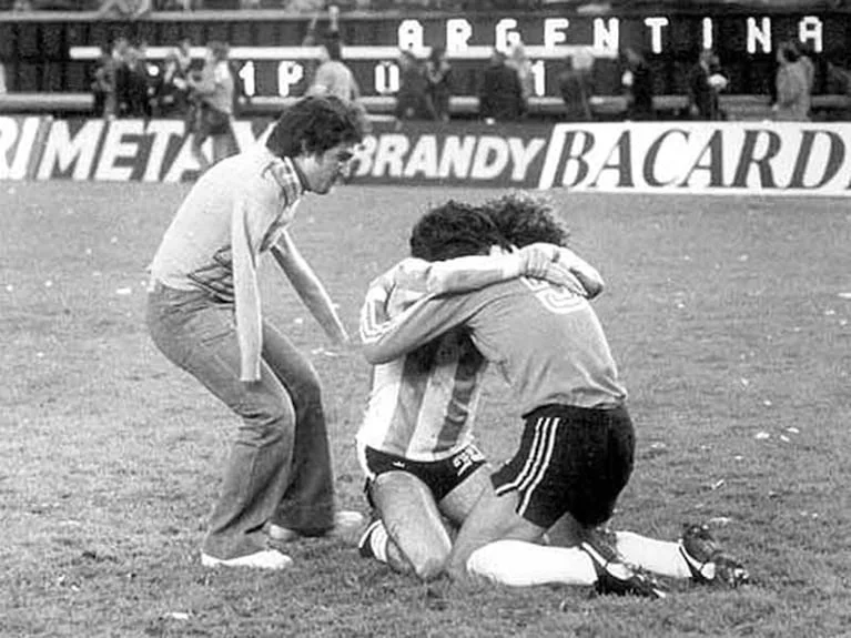 el-abrazo-del-alma-foto-iconica-del-mundial-78-D5BKPSFX7JH6FE5R6AJCA3HSRU