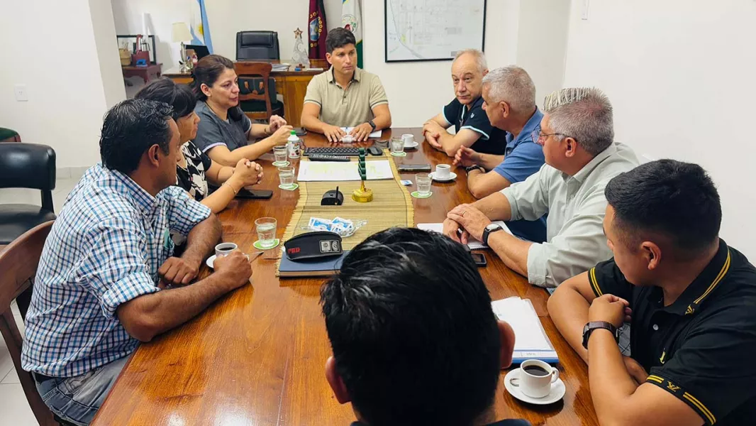 99551-salud-presento-el-operativo-verano-2025-al-intendente-de-oran