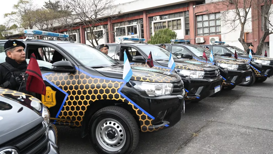 21797-saenz-entrego-10-nuevos-moviles-policiales-y-ya-renovo-el-60-del-parque-automotor-de-la-fuerza
