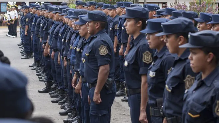 policías