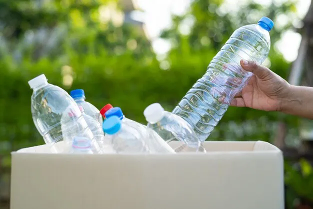 mujer-sosteniendo-botellas-plastico-basura-caja-reutilizar-reciclar-buen-ambiente_39768-9845