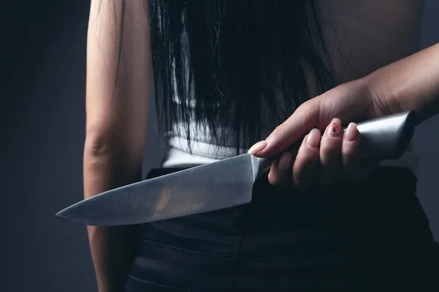 mujer-sosteniendo-cuchillo-detras_391052-4145