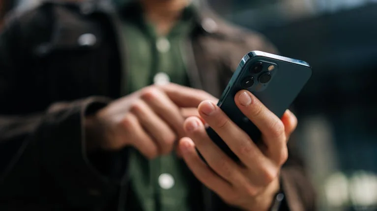 el-problema-en-la-bateria-afecta-a-diversos-modelos-de-la-serie-17-y-al-iphone-air-segun-los-reportes-en-foros-foto-adobe-stock-QW776JKDYVAIFPCPIQQKIDHWLU