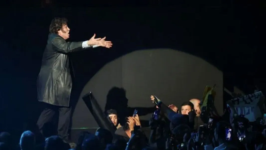 87988-con-show-musical-milei-presento-su-libro-con-criticas-al-estado-y-a-economistas