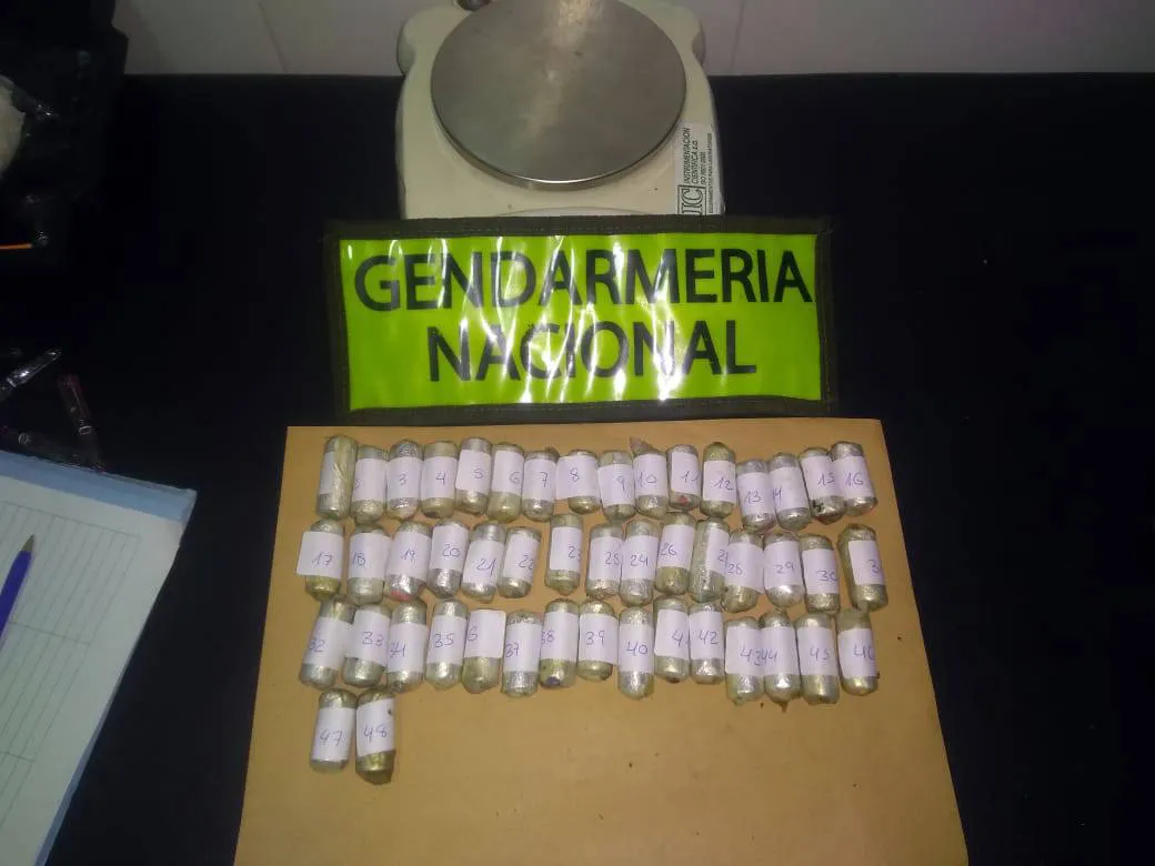 1144-ocultaba-63-capsulas-de-cocaina-en-su-cuerpo-2