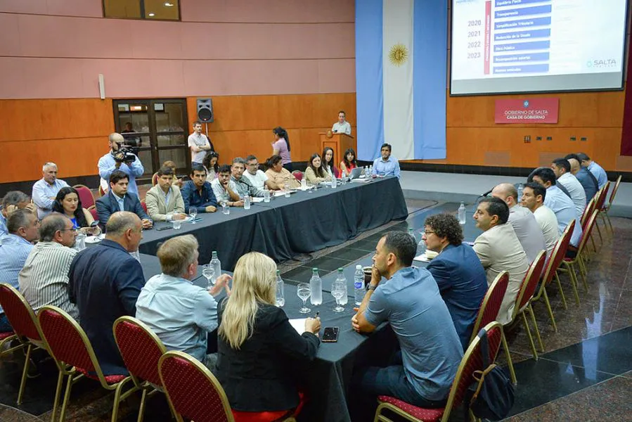 10239-camacho-y-dib-ashur-se-reunieron-con-los-20-nuevos-intendentes-de-salta